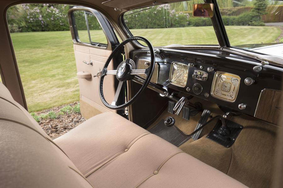 Интерьер Chrysler Imperial Airflow Sedan (C-10) 1936 года  (фото 10 из 38)
